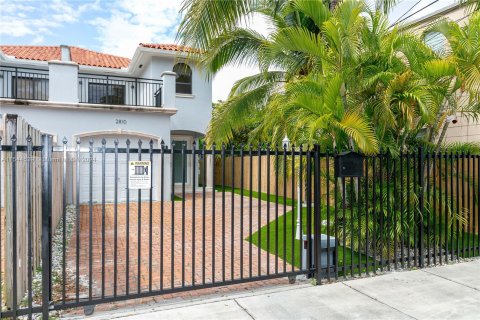 Adosado en venta en Miami, Florida, 3 dormitorios, 219.99 m2 № 1057758 - foto 1