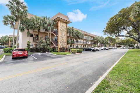 Copropriété à vendre à Tamarac, Floride: 2 chambres, 104.05 m2 № 1065649 - photo 16