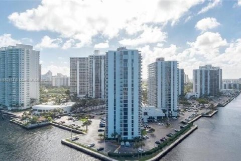 Condo in Aventura, Florida, 2 bedrooms  № 1345363 - photo 1