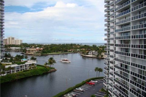 Condo in Aventura, Florida, 2 bedrooms  № 1345363 - photo 9