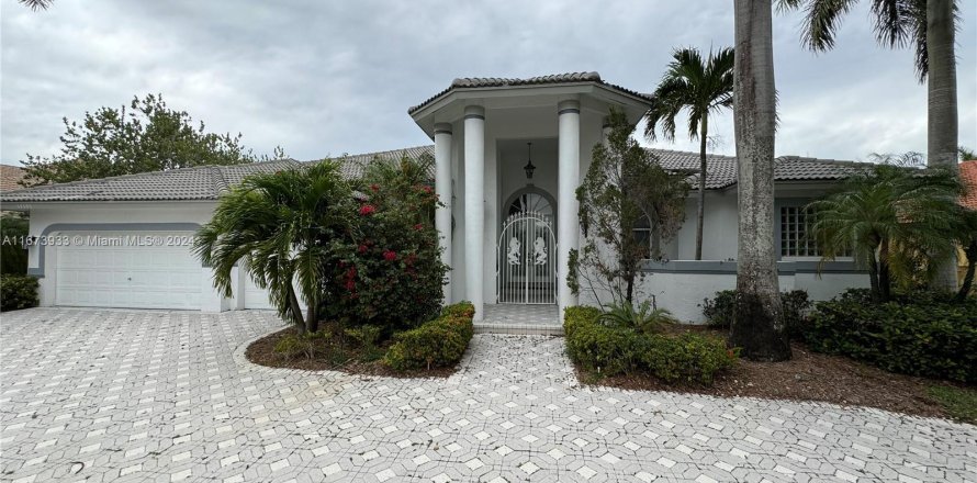 House in Coral Springs, Florida 5 bedrooms, 315.87 sq.m. № 1397047