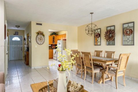 Touwnhouse à vendre à Hialeah, Floride: 2 chambres, 122.07 m2 № 1397046 - photo 5