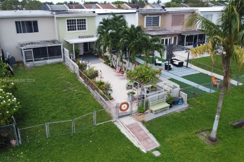 Townhouse in Hialeah, Florida 2 bedrooms, 122.07 sq.m. № 1397046 - photo 17