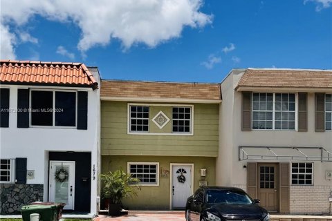 Townhouse in Hialeah, Florida 2 bedrooms, 122.07 sq.m. № 1397046 - photo 1