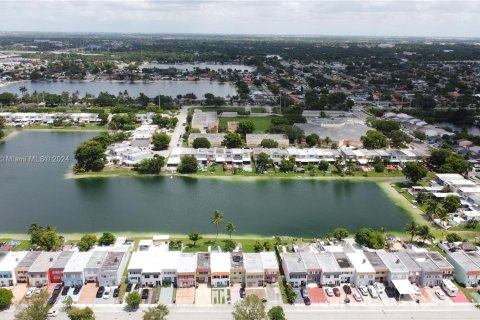 Touwnhouse à vendre à Hialeah, Floride: 2 chambres, 122.07 m2 № 1397046 - photo 21