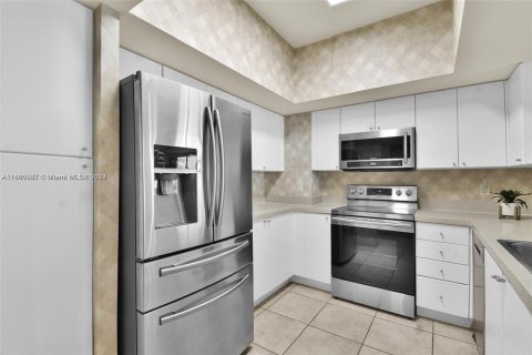 Condo in Sunny Isles Beach, Florida, 1 bedroom  № 1381570 - photo 20