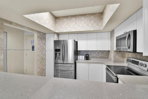 Condo in Sunny Isles Beach, Florida, 1 bedroom  № 1381570 - photo 22