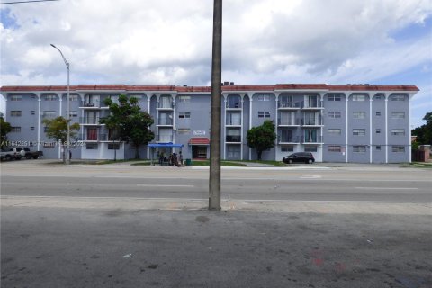 Condominio en venta en North Miami, Florida, 1 dormitorio, 63.45 m2 № 1321046 - foto 1