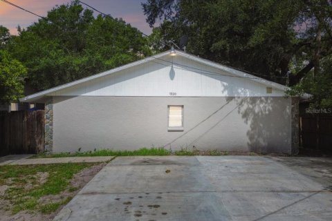 Commercial property in Tampa, Florida 6 bedrooms, 159.33 sq.m. № 1265143 - photo 1