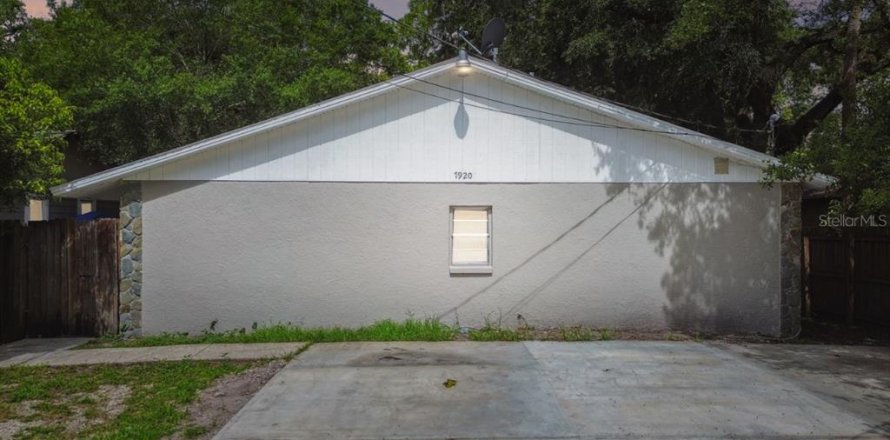 Commercial property in Tampa, Florida 6 bedrooms, 159.33 sq.m. № 1265143