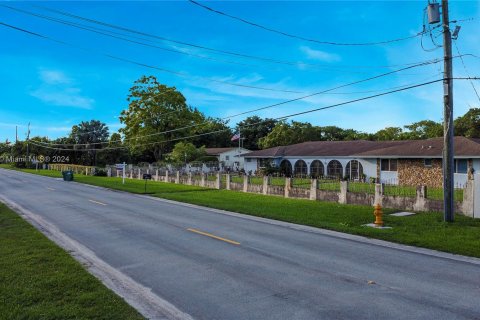 House in Miami, Florida 5 bedrooms, 461.45 sq.m. № 1402679 - photo 29