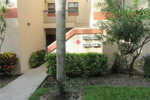 Condo in Coconut Creek, Florida, 2 bedrooms  № 1228282 - photo 1