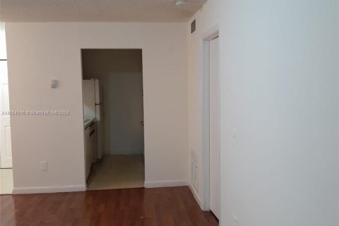 Condo in Pompano Beach, Florida, 1 bedroom  № 1075233 - photo 13