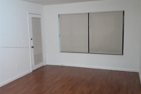 Condo in Pompano Beach, Florida, 1 bedroom  № 1075233 - photo 4