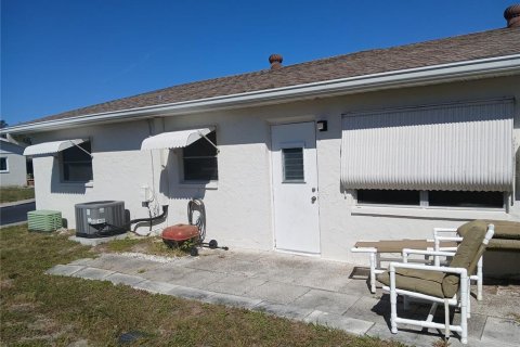 Condo in New Port Richey, Florida, 1 bedroom  № 1417868 - photo 2