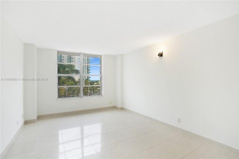 Condo in Hollywood, Florida, 2 bedrooms  № 1223727 - photo 28