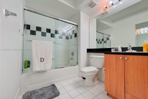 Condo in Miami Beach, Florida, 2 bedrooms  № 1223726 - photo 21