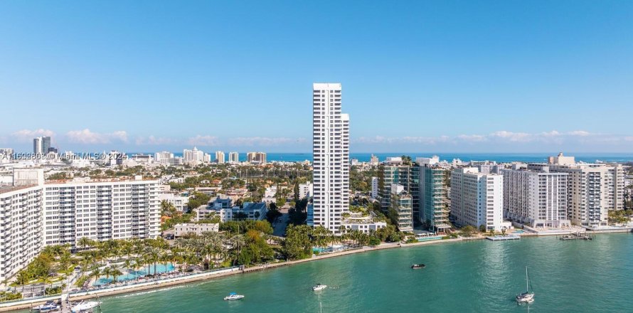 Condominio en Miami Beach, Florida, 2 dormitorios  № 1223726