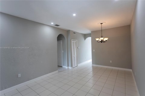 Condominio en alquiler en Hialeah, Florida, 2 dormitorios, 89.84 m2 № 1357054 - foto 7