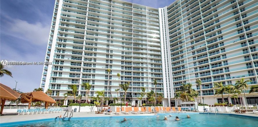 Condominio en Sunny Isles Beach, Florida, 2 dormitorios  № 1357053