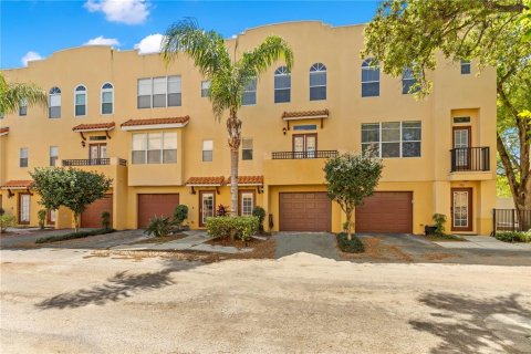 Townhouse in Tampa, Florida 3 bedrooms, 171.68 sq.m. № 1062546 - photo 2