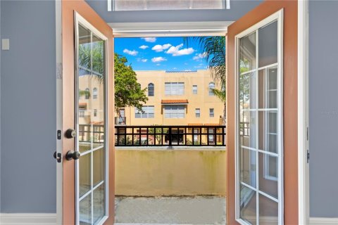 Townhouse in Tampa, Florida 3 bedrooms, 171.68 sq.m. № 1062546 - photo 18
