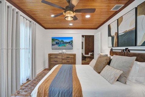 House in Davie, Florida 8 bedrooms, 360.18 sq.m. № 1075094 - photo 29