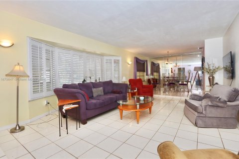 Casa en venta en Miami, Florida, 4 dormitorios № 1409064 - foto 15