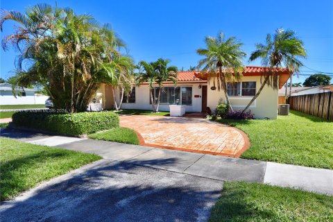 Casa en venta en Miami, Florida, 4 dormitorios № 1409064 - foto 2