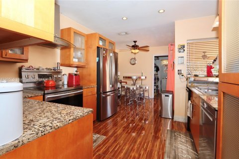 Casa en venta en Miami, Florida, 4 dormitorios № 1409064 - foto 10