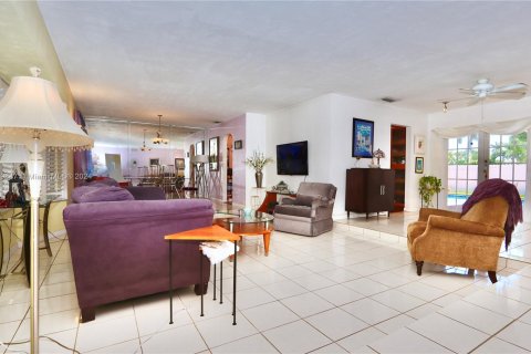 Casa en venta en Miami, Florida, 4 dormitorios № 1409064 - foto 24