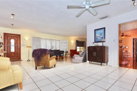 Casa en venta en Miami, Florida, 4 dormitorios № 1409064 - foto 14