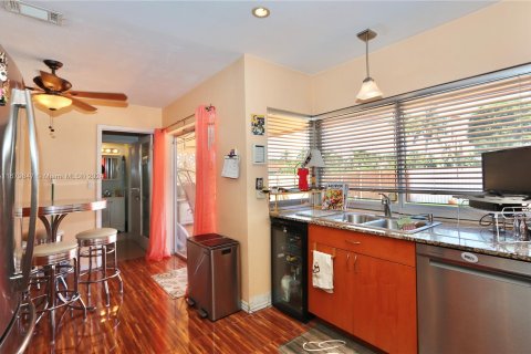 Casa en venta en Miami, Florida, 4 dormitorios № 1409064 - foto 12