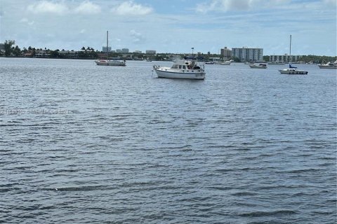 Condo in Aventura, Florida, 1 bedroom  № 1331730 - photo 21