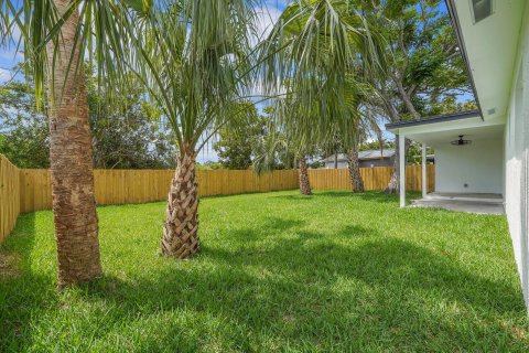 House in Palm Beach Gardens, Florida 3 bedrooms, 101.45 sq.m. № 1097517 - photo 1