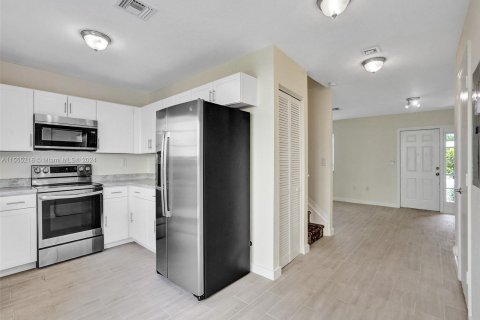 Townhouse in North Miami Beach, Florida 3 bedrooms, 104.89 sq.m. № 1076280 - photo 4