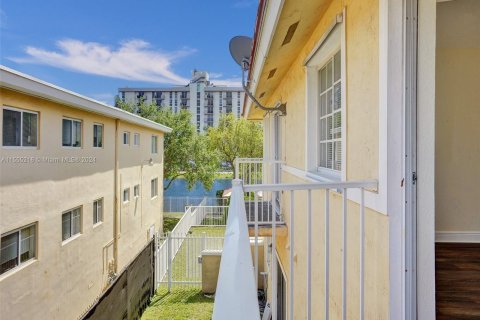 Townhouse in North Miami Beach, Florida 3 bedrooms, 104.89 sq.m. № 1076280 - photo 23