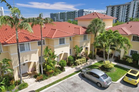 Touwnhouse à vendre à North Miami Beach, Floride: 3 chambres, 104.89 m2 № 1076280 - photo 2