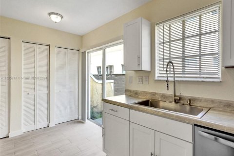 Townhouse in North Miami Beach, Florida 3 bedrooms, 104.89 sq.m. № 1076280 - photo 5