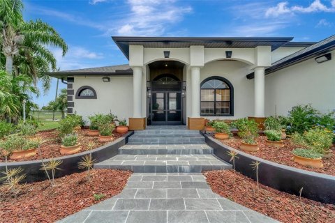 Villa ou maison à vendre à Port Charlotte, Floride: 4 chambres, 323.86 m2 № 1347578 - photo 1