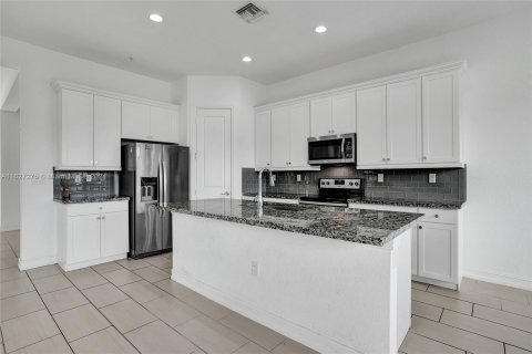 Townhouse in Pembroke Pines, Florida 3 bedrooms, 208.66 sq.m. № 1281497 - photo 5