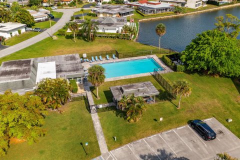 Casa en venta en Tamarac, Florida, 3 dormitorios, 257.8 m2 № 1074572 - foto 1