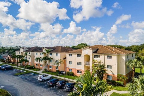 Condo in Hollywood, Florida, 2 bedrooms  № 1293713 - photo 1