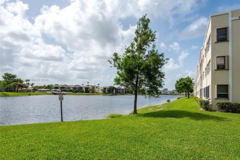 Condo in Tamarac, Florida, 2 bedrooms  № 1270938 - photo 17