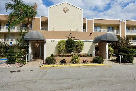 Condo in Tamarac, Florida, 2 bedrooms  № 1270938 - photo 1