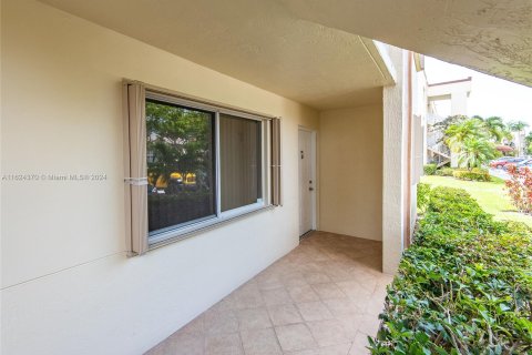 Condo in Tamarac, Florida, 2 bedrooms  № 1270938 - photo 9