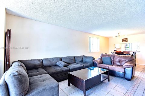 Condo in Tamarac, Florida, 2 bedrooms  № 1270938 - photo 11