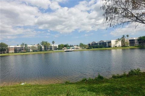 Condo in Tamarac, Florida, 2 bedrooms  № 1270938 - photo 3