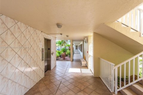 Condo in Tamarac, Florida, 2 bedrooms  № 1270938 - photo 8