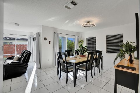 House in Miami, Florida 3 bedrooms, 192.87 sq.m. № 1377080 - photo 12